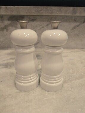 Le Creuset White Salt & Pepper Mill Set – Clasdic Gloss PAID $80